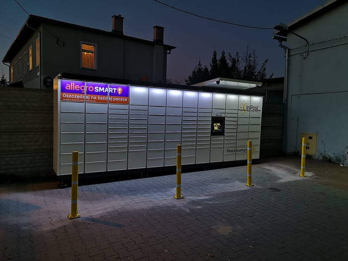 Paczkomat OTM04M Przy sklepie Delikatesy Centrum