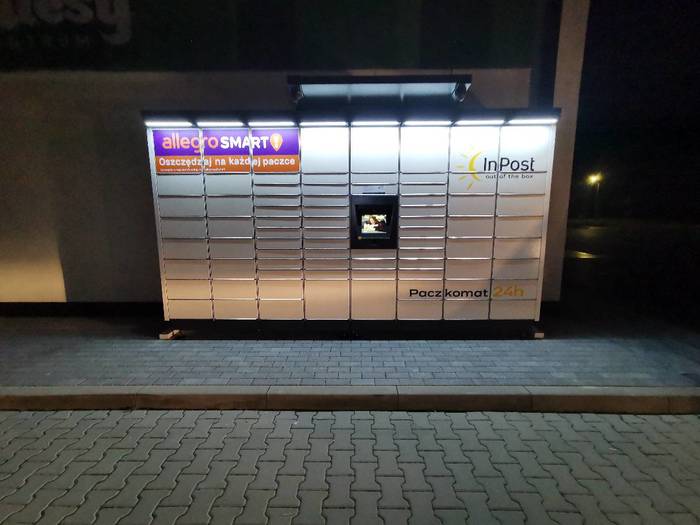 Parcel Locker OTO02M boczna ściana sklepu