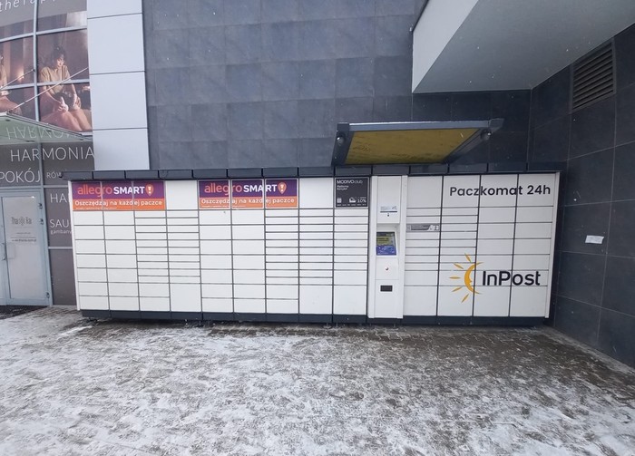 Paczkomat OTS04A Obok sklepu