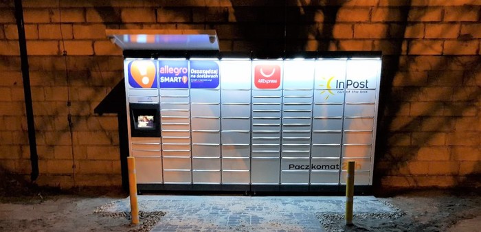 Paczkomat OTS05M Naprzeciwko wejścia do Poczty Polskiej