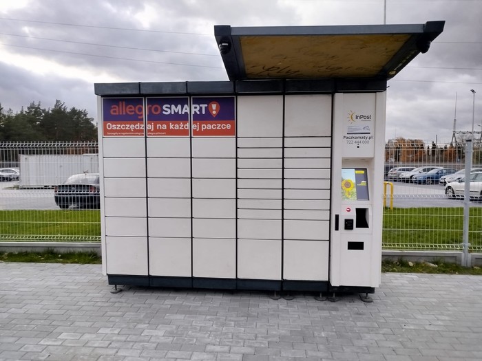 Поштомат OTS06A Przy oddziale Inpost, po lewej stronie wjazdu