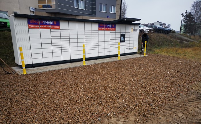 Parcel Locker OTS10M Przed blokiem, od strony ulicy