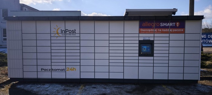 Paczkomat OTS19M Na tylnym parkingu salonu samochodowego OSCAR