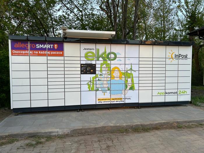 Paczkomat OTW02APP parking przed sklepem