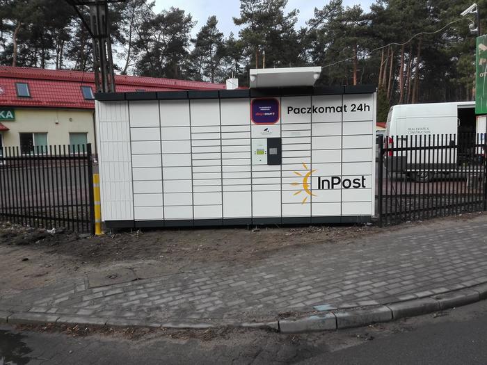 Paczkomat OTW06N Na parkingu pomiędzy sklepem Delikatesy Eliot a apteką Pharmamed