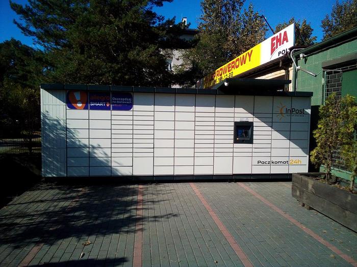 Paczkomat OTW07M Przy wejściu do sklepu