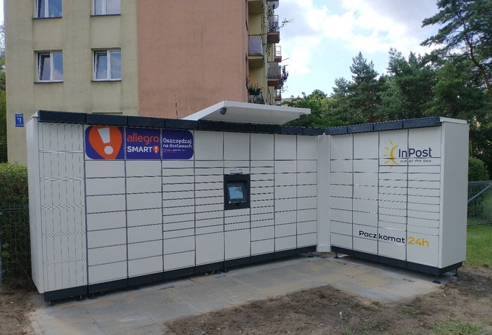 Paczkomat OTW12M przy strzeżonym parkingu