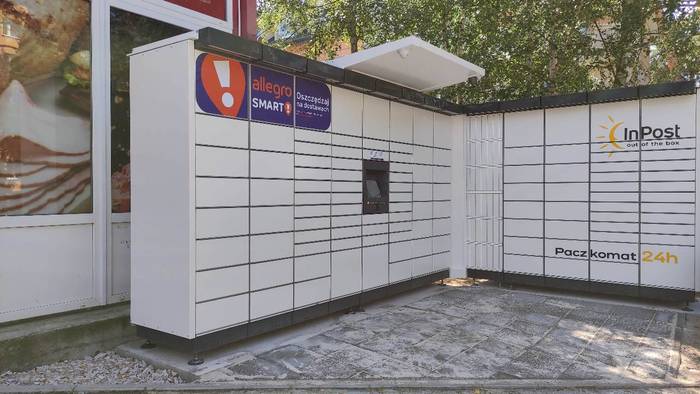 Parcel Locker OTW13M Przed sklepem Społem po prawej stronie