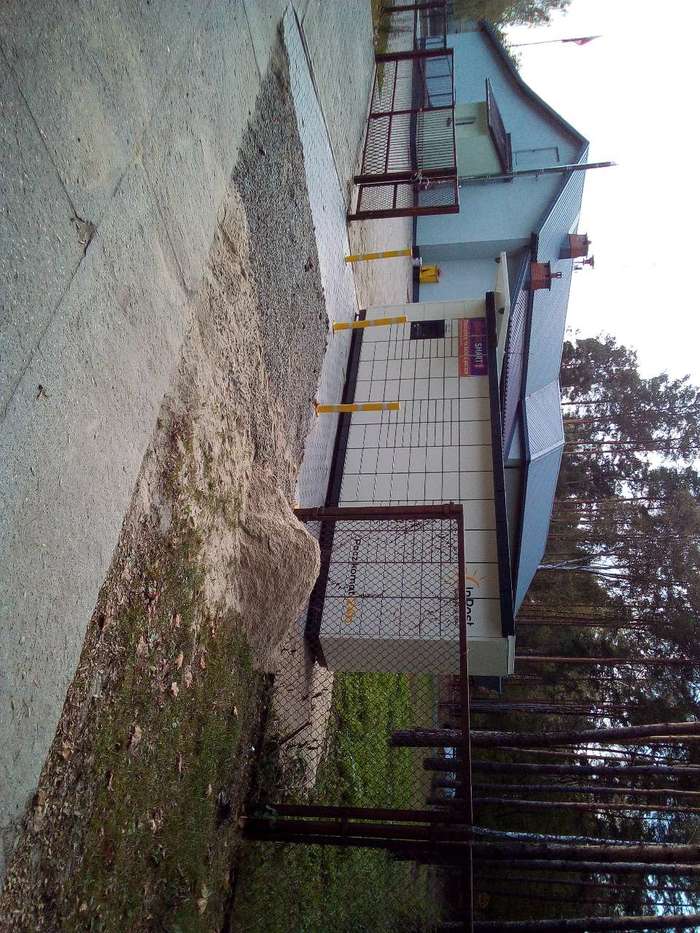 Paczkomat OTW14M OSP od wjazdu na Meran