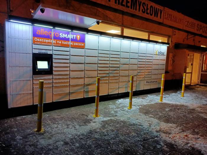 Paczkomat OTW17M parking przed sklepem