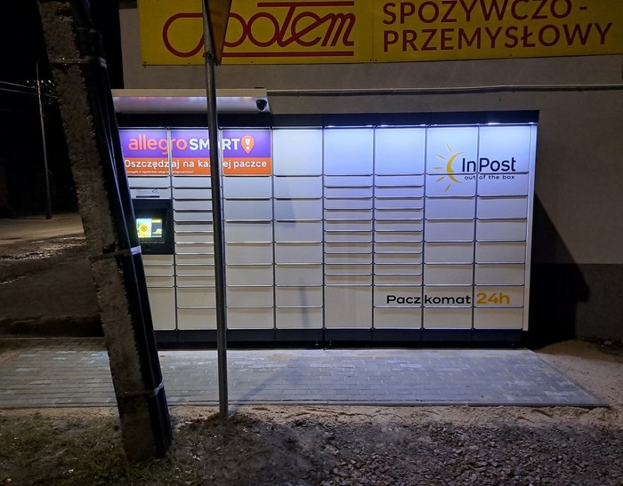 Paczkomat OTW21M z boku sklepu