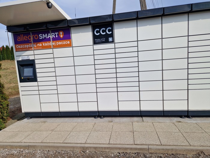 Parcel Locker OTX01M na parkingu obok OSP