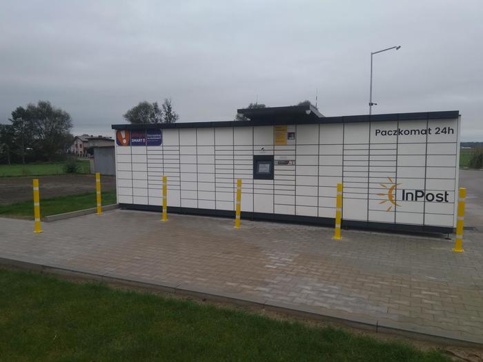 Paczkomat OWI03M Na parkingu myjni samochodowej