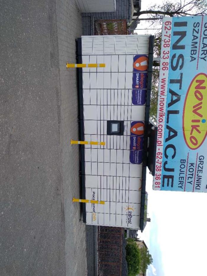 Paczkomat OWI09M przy wjeździe na parking