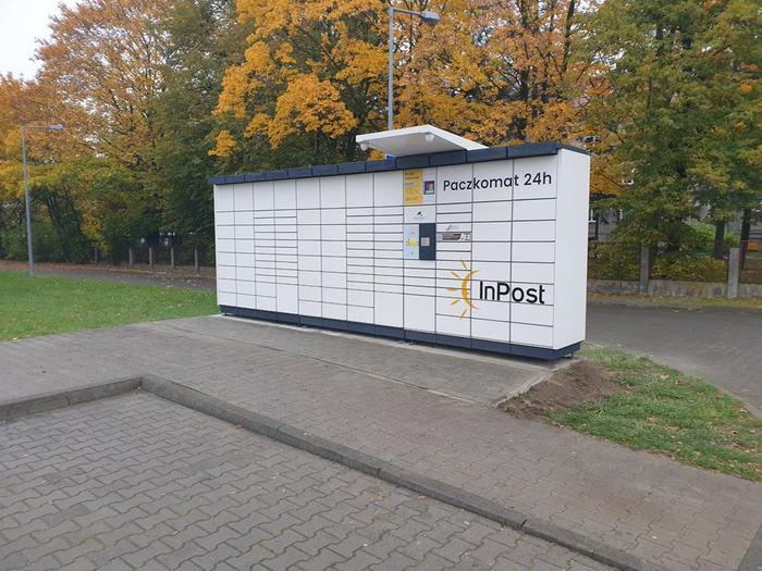 Paczkomat OWI10N Na parkingu przy sklepie Netto