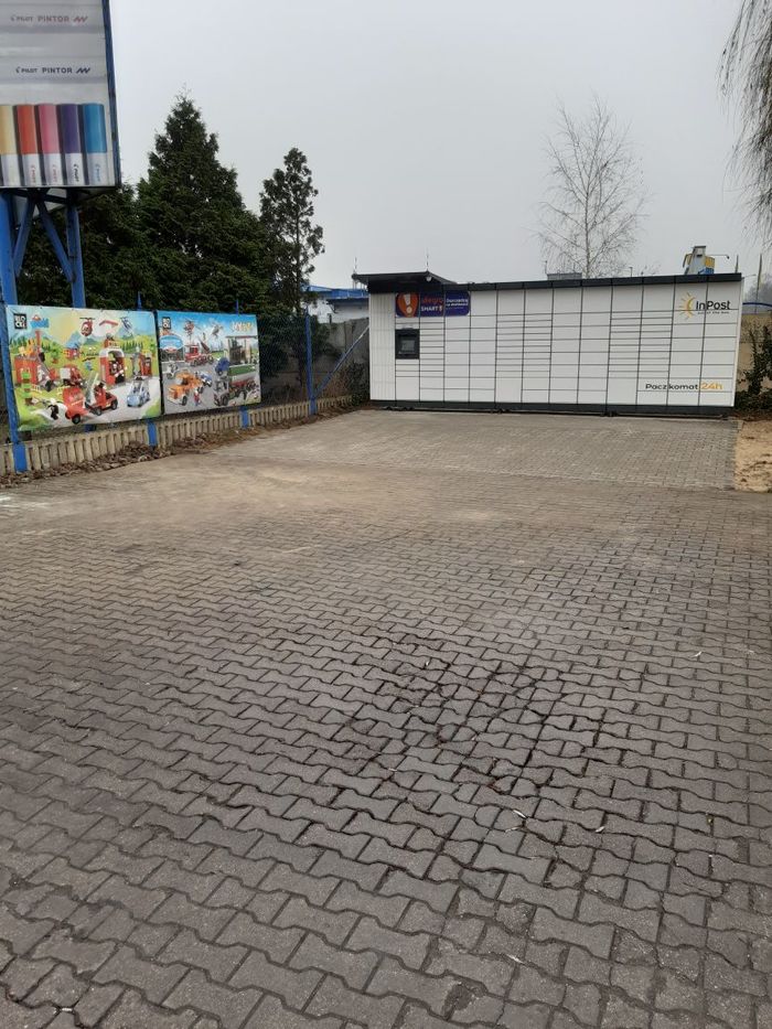 Paczkomat OWI11M Wjazd na parking hurtowni zabawek