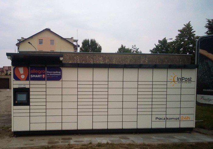 Paczkomat OWI19M ściana boczna ciągu garaży