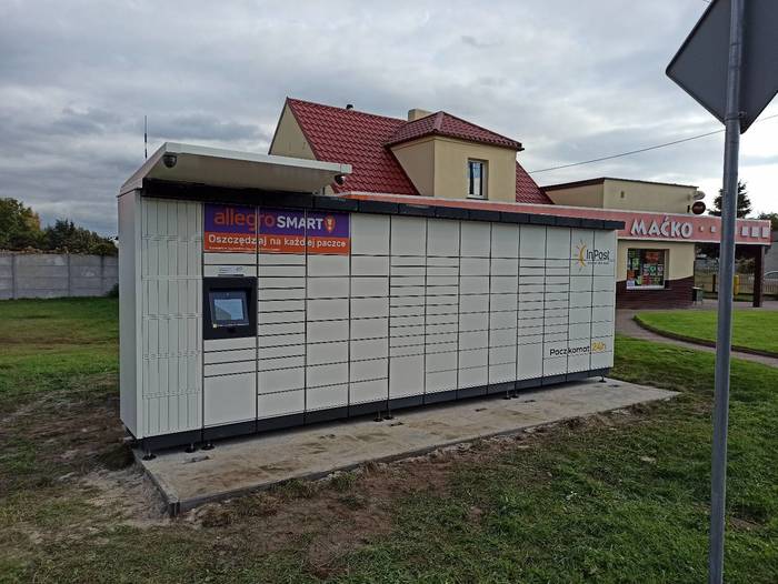 Paczkomat OWI21M przy sklepie spożywczym