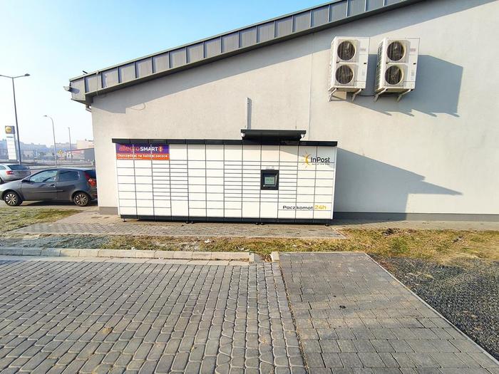 Parcel Locker OWI24M za sklepem Biedronka