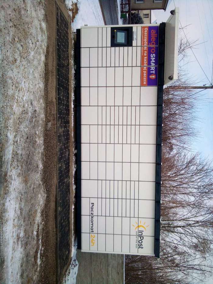 Parcel Locker OWI26M przy wjeździe na posesję
