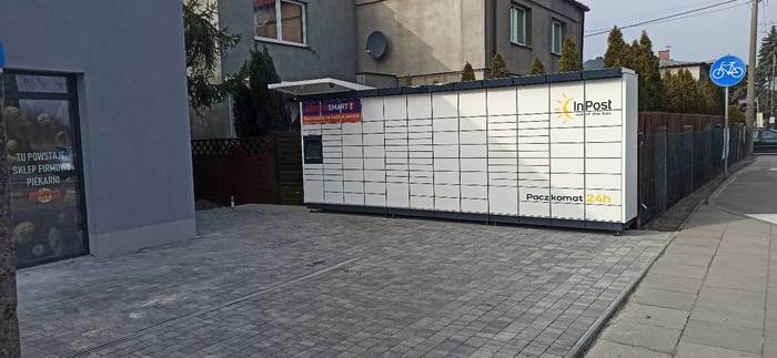 Paczkomat OWI27M parking budynku handlowego