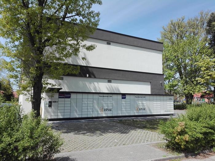 Parcel Locker OZI03N Na parkingu za budynkiem