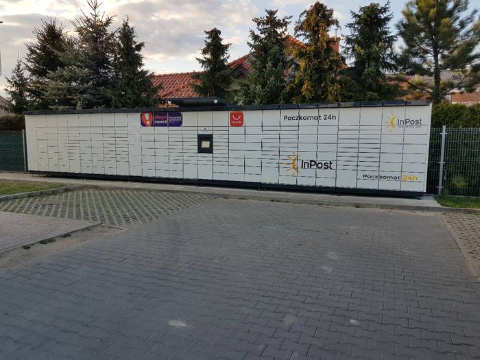 Paczkomat OZM01M Na parkingu apteki Biedronka