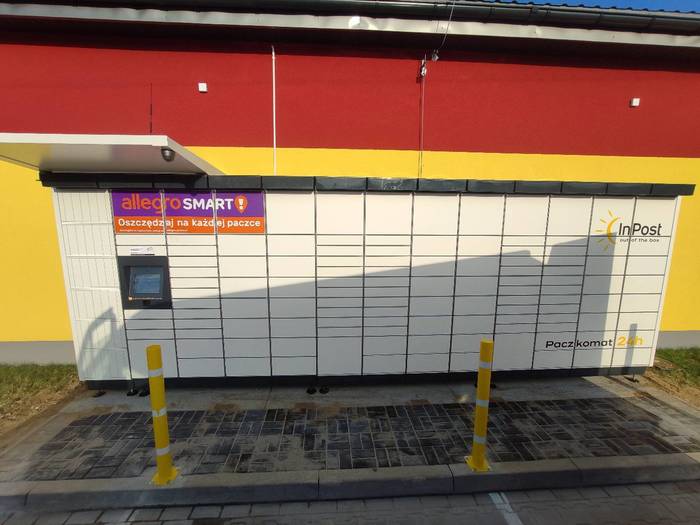 Paczkomat OZN01M parking przed sklepem