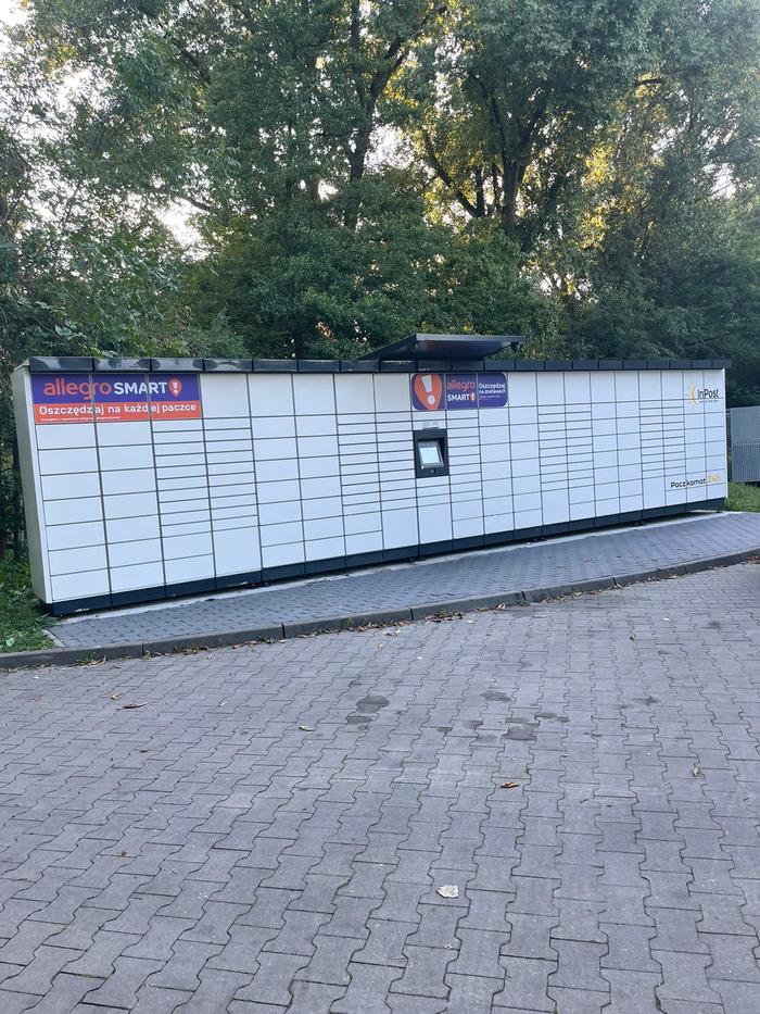 Paczkomat OZO04M Przy sklepie Lidl.