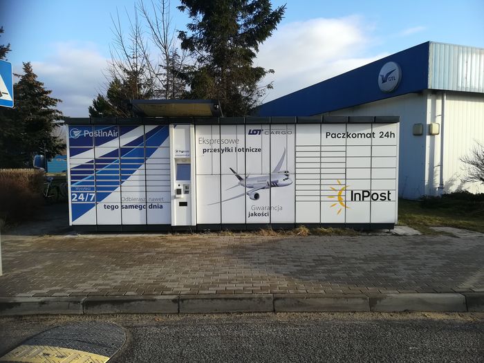 Parcel Locker OZR01B Port lotniczy Katowice Pyrzowice, po prawej stronie wjazdu do terminali