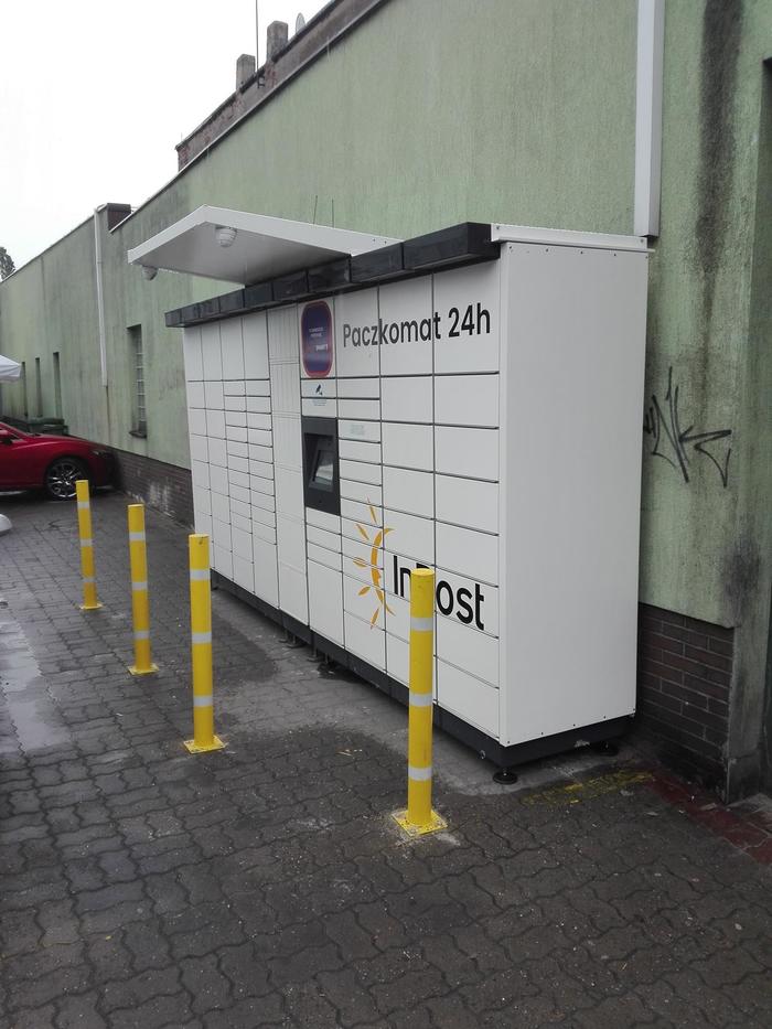 Paczkomat PAB01M Na parkingu przy sklepie Żabka