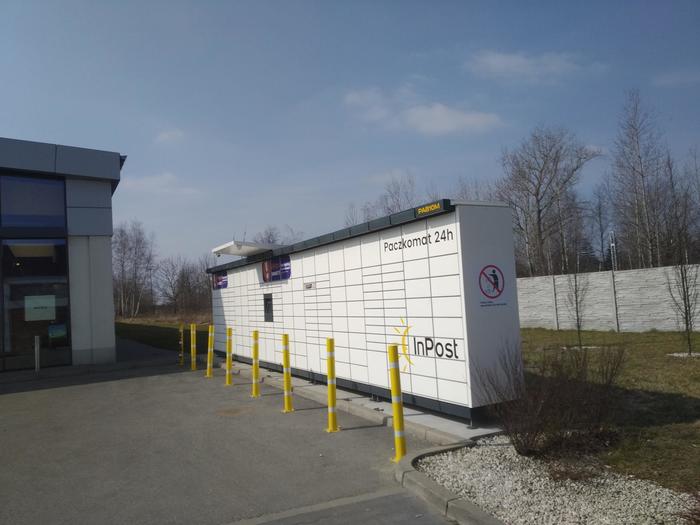 Paczkomat PAB10M Na parkingu za budynkiem sklepu Lidl