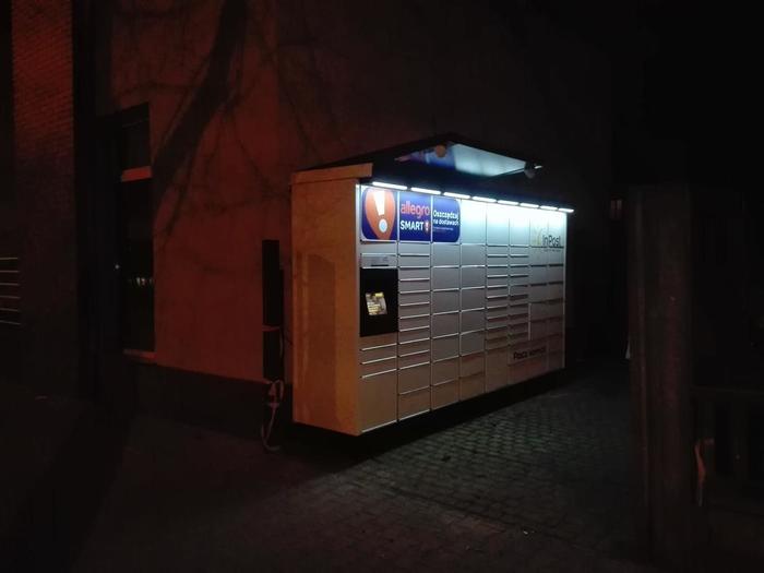 Paczkomat PAB11M Za budynkiem restauracji Pikanteria