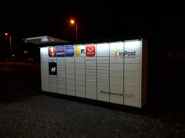 Paczkomat PAB12M Na parkingu przy aptece Pabianka