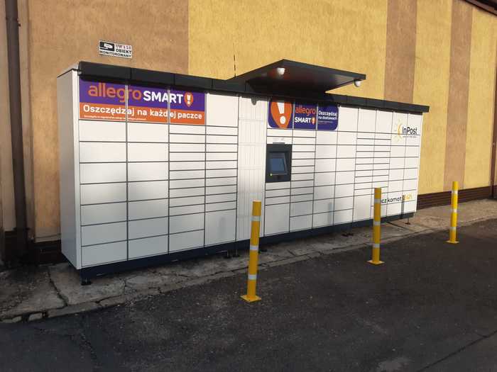 Paczkomat PAB18M Na parkingu