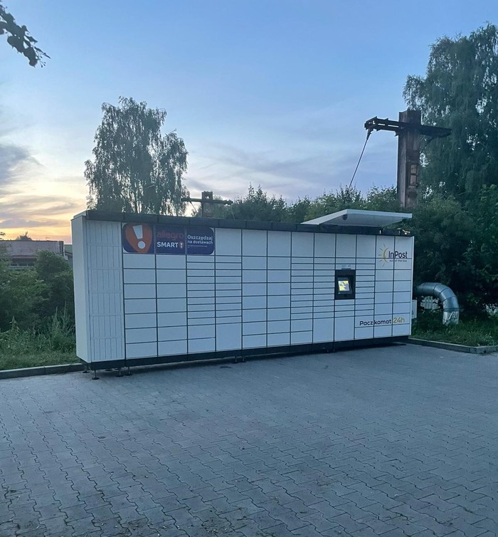 Paczkomat PAB22M Na parkingu za marketem Castorama