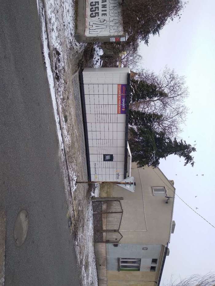Paczkomat PAB24M W płocie posesji na ul. Wysokiej 17