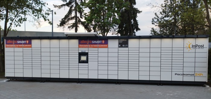 Paczkomat PAB30M Na parkingu marketu Lidl
