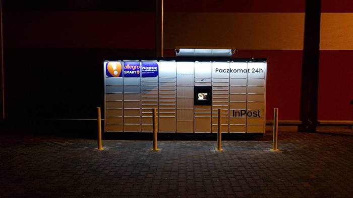 Paczkomat PAC01M Parking z boku sklepu