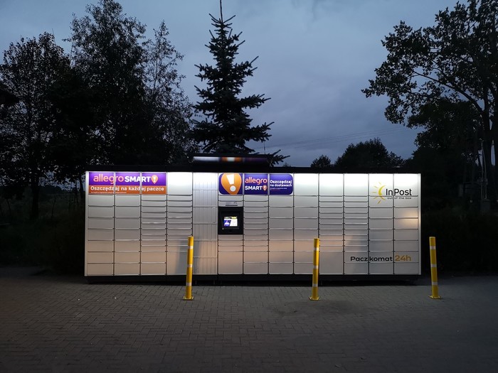 Paczkomat PAC04M Parking przed sklepem