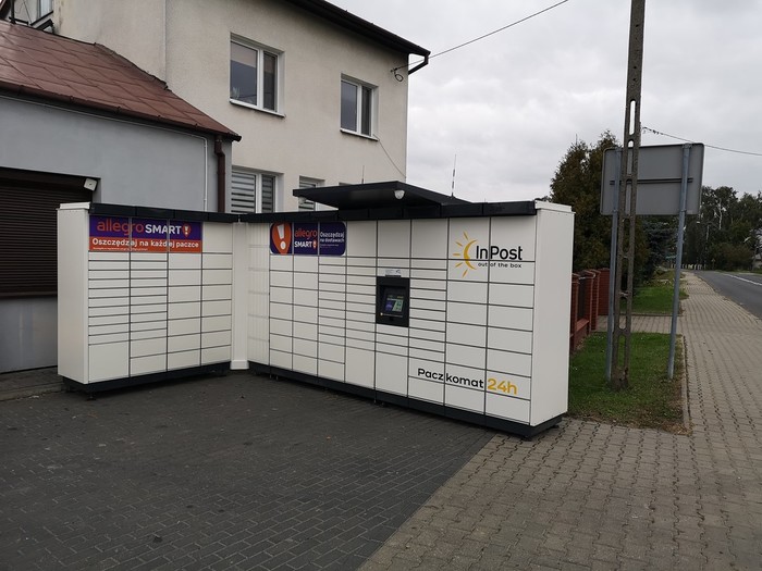 Paczkomat PAC06M Parking przed sklepem