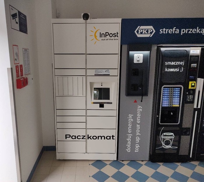 Paczkomat PAD01HP budynek stacji PKP