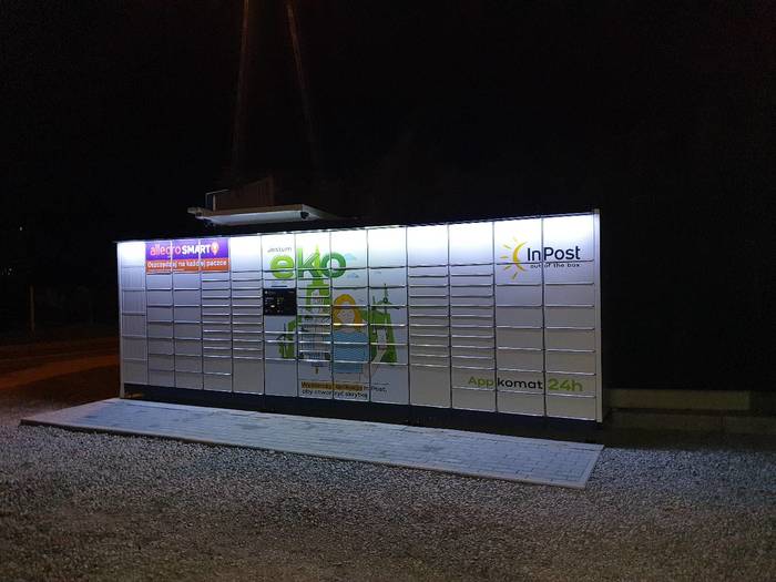 Paczkomat PAE01APP Na parkingu przed sklepem