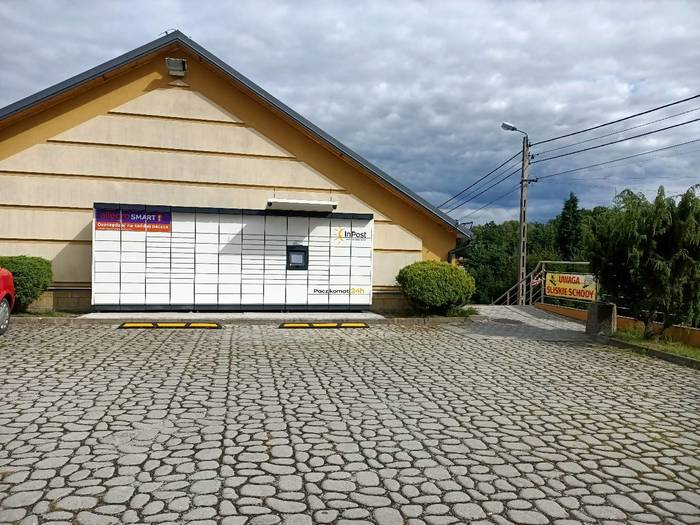 Paczkomat PAE02M na górnym parkingu