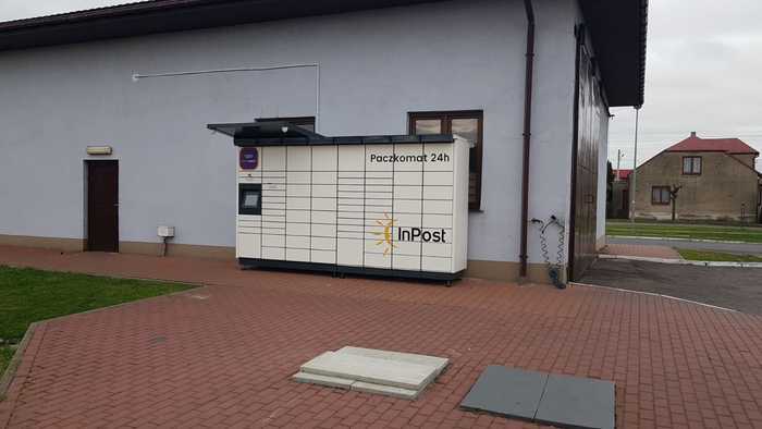 Paczkomat PAJ01M Za budynkiem, przy wjeździe na stację paliw Moya