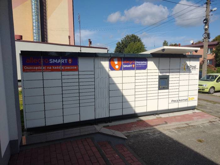 Paczkomat PAJ02M Na parkingu przy Delikatesach Premium