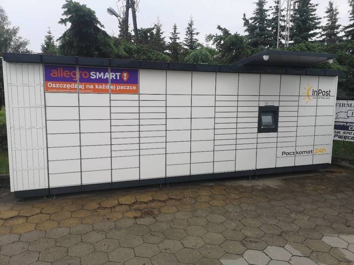 Paczkomat PAJ03M Na parkingu przy firmie Remart