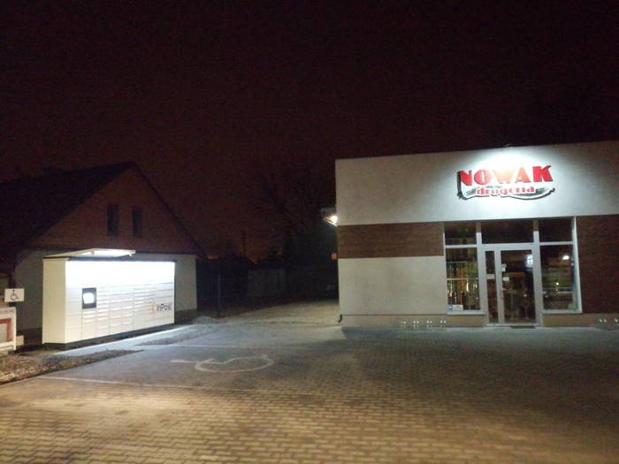Paczkomat PAK01M Na parkingu przy drogerii