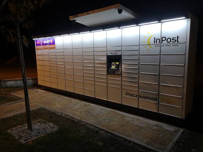 Paczkomat PAN02M na parkingu przd budynkiem cukierni