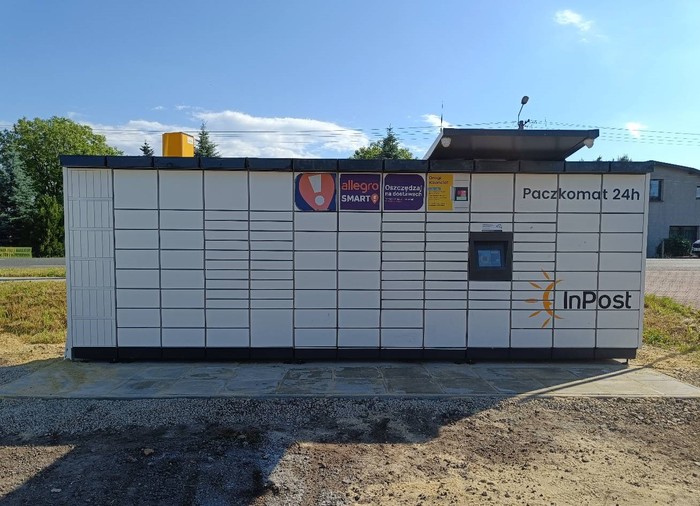 Paczkomat PAN04M na parkingu sklepu Żabka